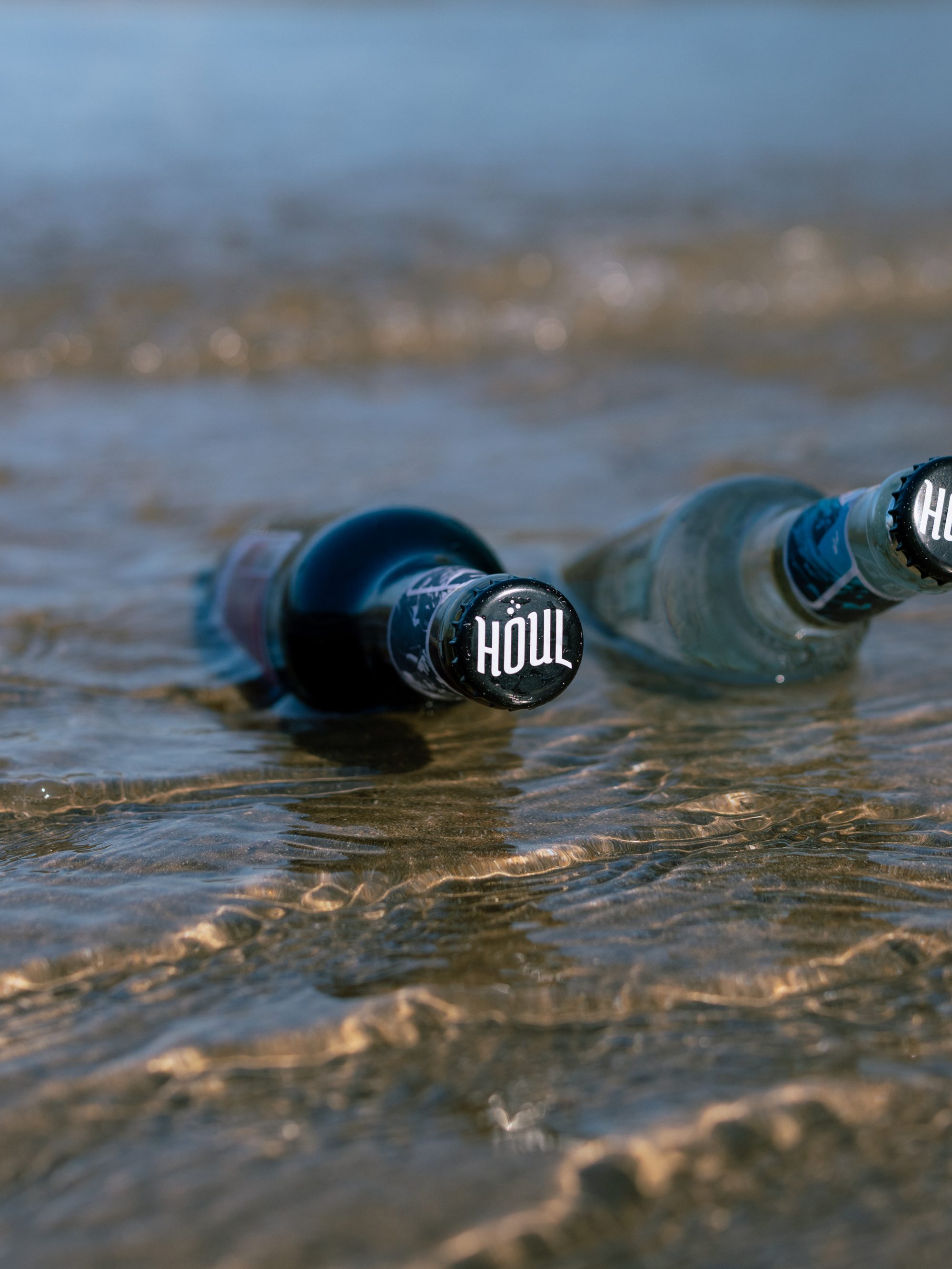 Bouteilles HÖUL sur le sable mouillé
